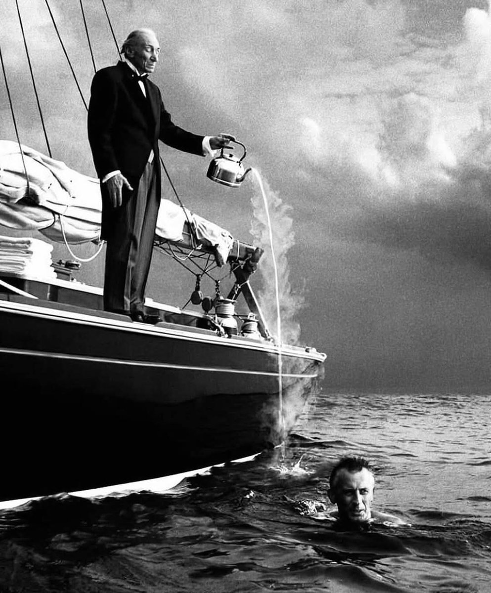 Среди множества отклонений фильма «Титаник» от подлинной истории — одно особенно важно. 
В кино, когда корабль тонет, пассажиры первого класса пытаются забраться в спасательные шлюпки, число которых ограничено. Только решительность закаленных моряков, которые с оружием в руках