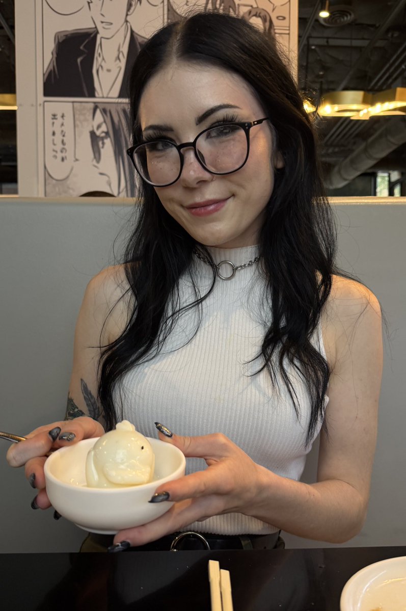gothsconsin's tweet image. bo took the cutest pic of me at dinner :’)