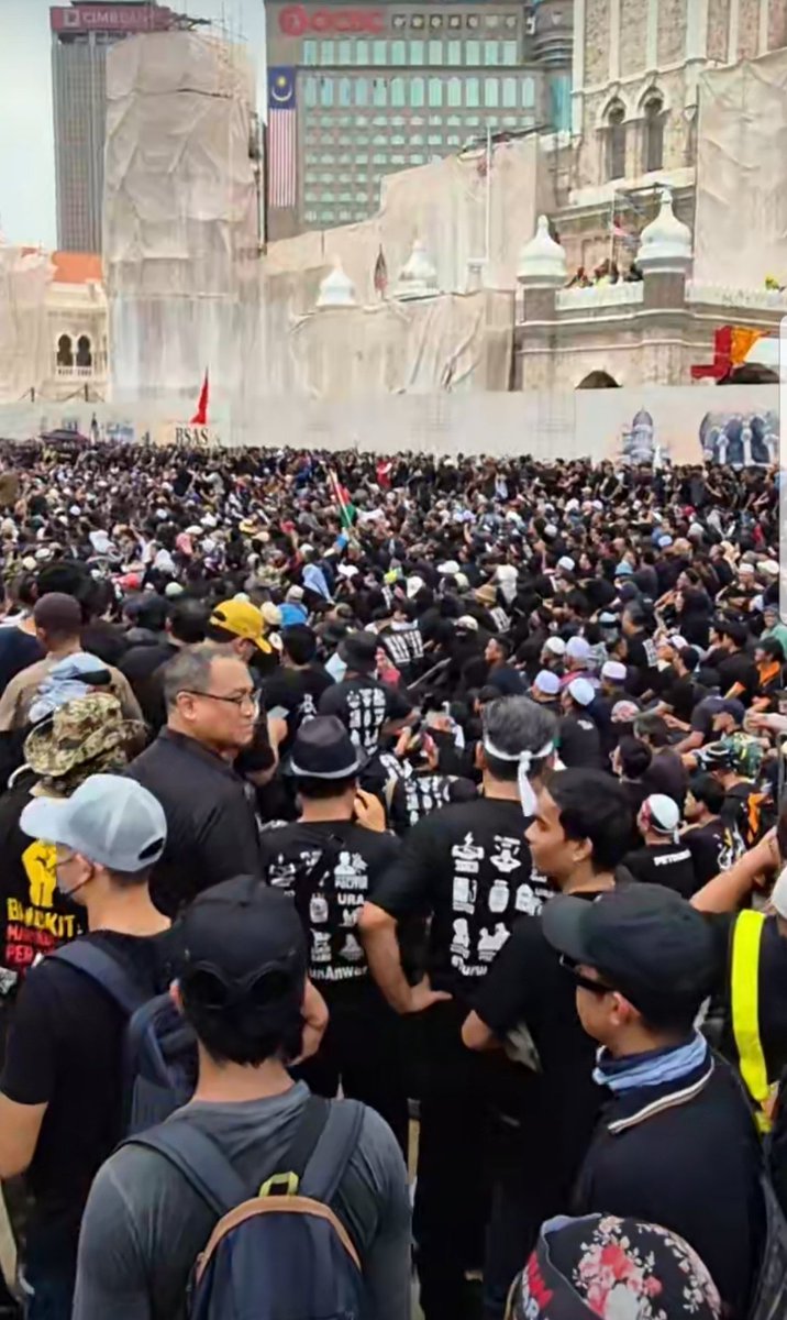 AzfarinazAmran's tweet image. Walanon kata 15 orang je. 🤣🤣
#TurunAnwar
Walaupun ada rakyat Malaysia di situ, Walanon kata, ni semua orang PAS. 🤣🤣