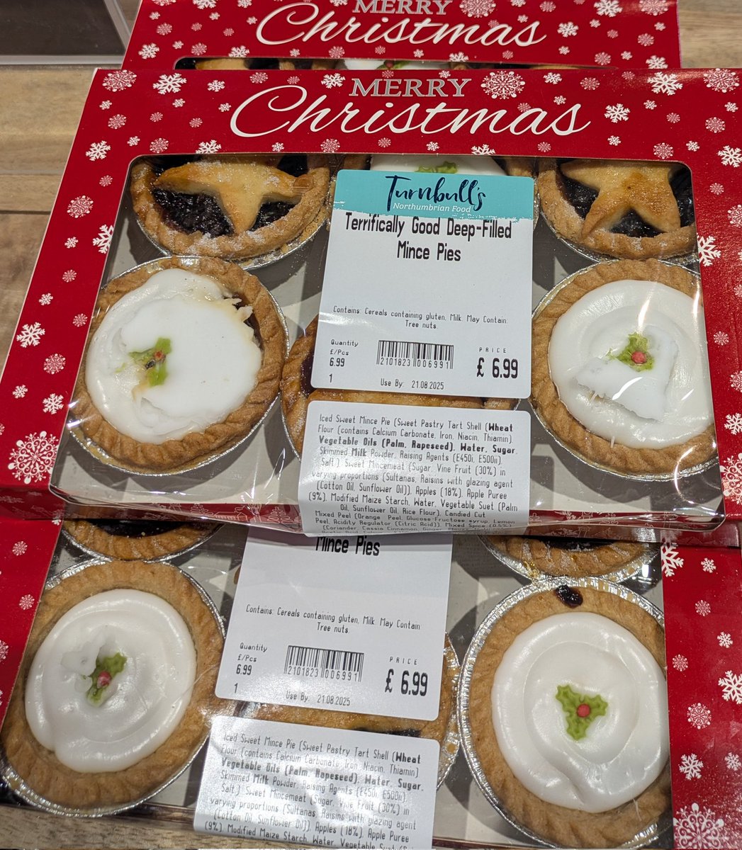 AttieLime's tweet image. Spotted in the same shop yesterday 😲 Somebody got the #ChristmasInJuly #NewBook #CoverReveal  memo 😁🎄