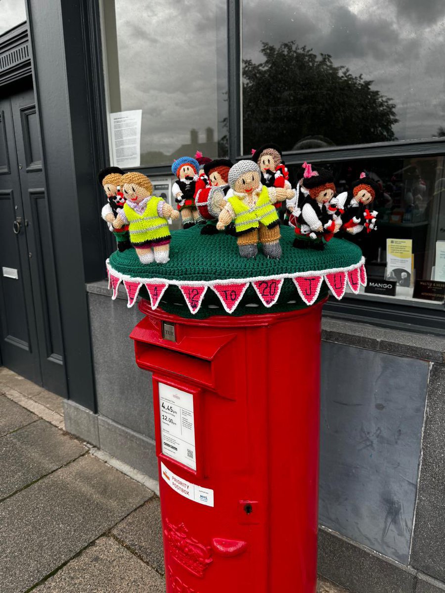 FionaBLees's tweet image. #Moffat “Knit and Natter” celebrating Gala Week in style with this splendid #PostboxTopper 🥰
Happy #PostboxSaturday
