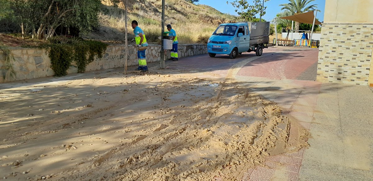 Retiramos el barro arrastrado por las lluvias y revisamos puntos críticos en zonas afectadas por la lluvia para dejar calles y accesos seguros.

 #MurciaLimpia #Zeneta #ServicioPúblico