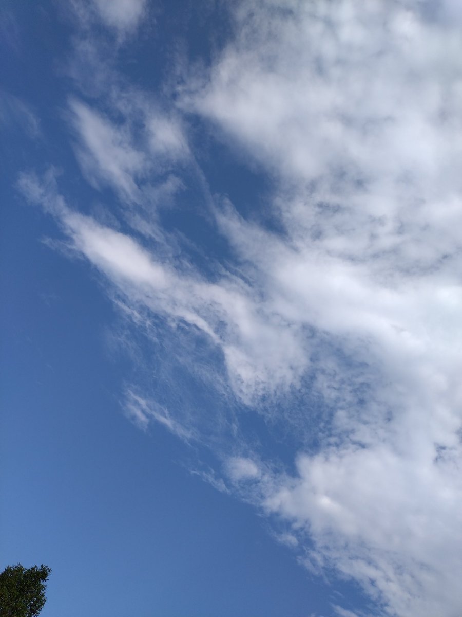 xrx7STGPqP4qUO3's tweet image. 28℃の秩父の空。
夕方せめてこれくらいになってくれるとありがたいな・・・
なお自宅は未だに35℃とのこと。
帰りたくない・・
#イマソラ