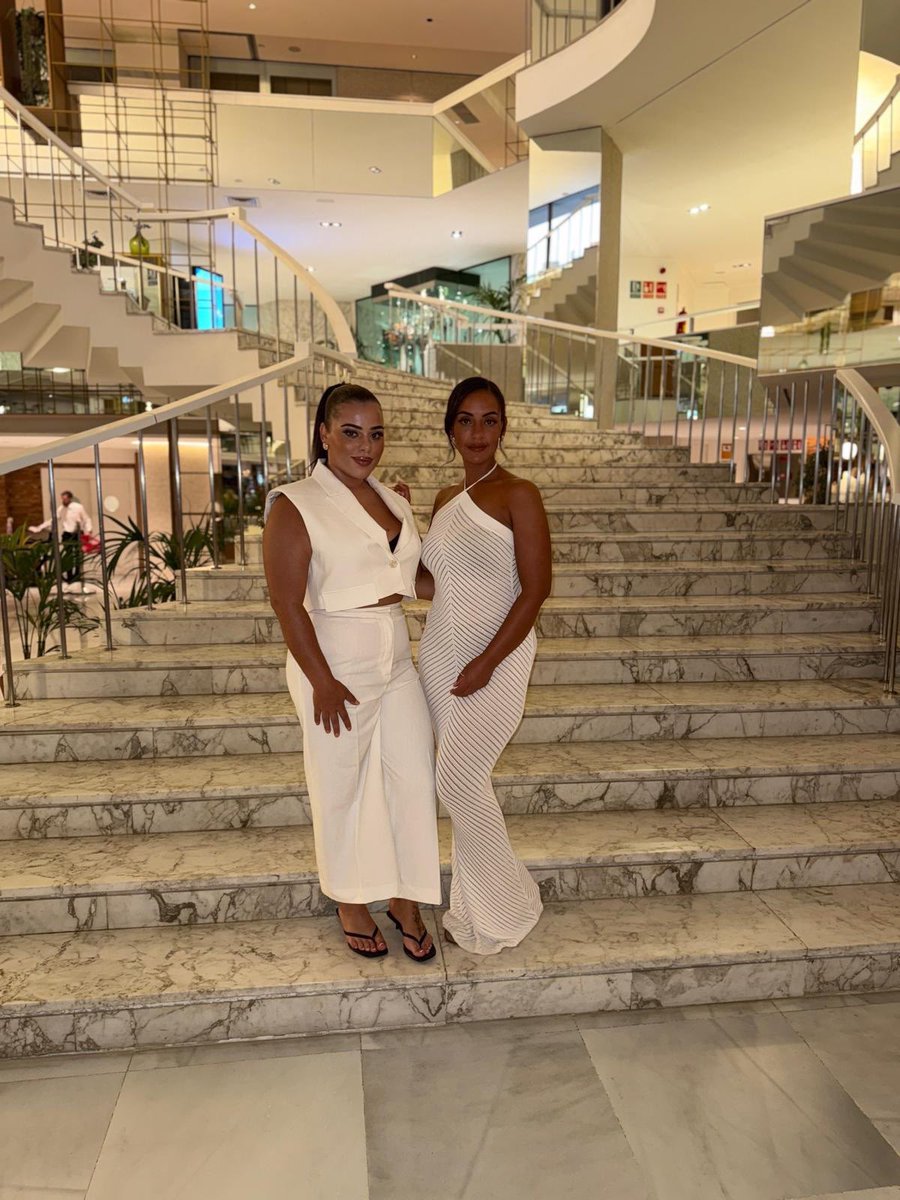 Crystalward94's tweet photo. Girls trip 💕 https://t.co/CPhpFLagLR