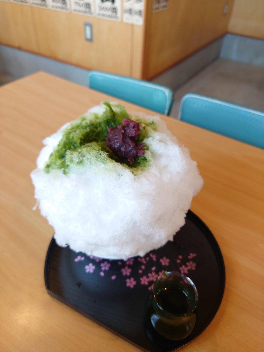 odbrt's tweet image. 今日も酷暑予報だったのと、昨日のフォロワーさんのポストに感化されてかき氷を食べました🍧
この大きさで500円(あずきのトッピング100円を含む)は破格!
プロが欠く氷の美味しさを噛み締めていただきました🙏✨
あと、駐車場あったんですねー(知らなかった)