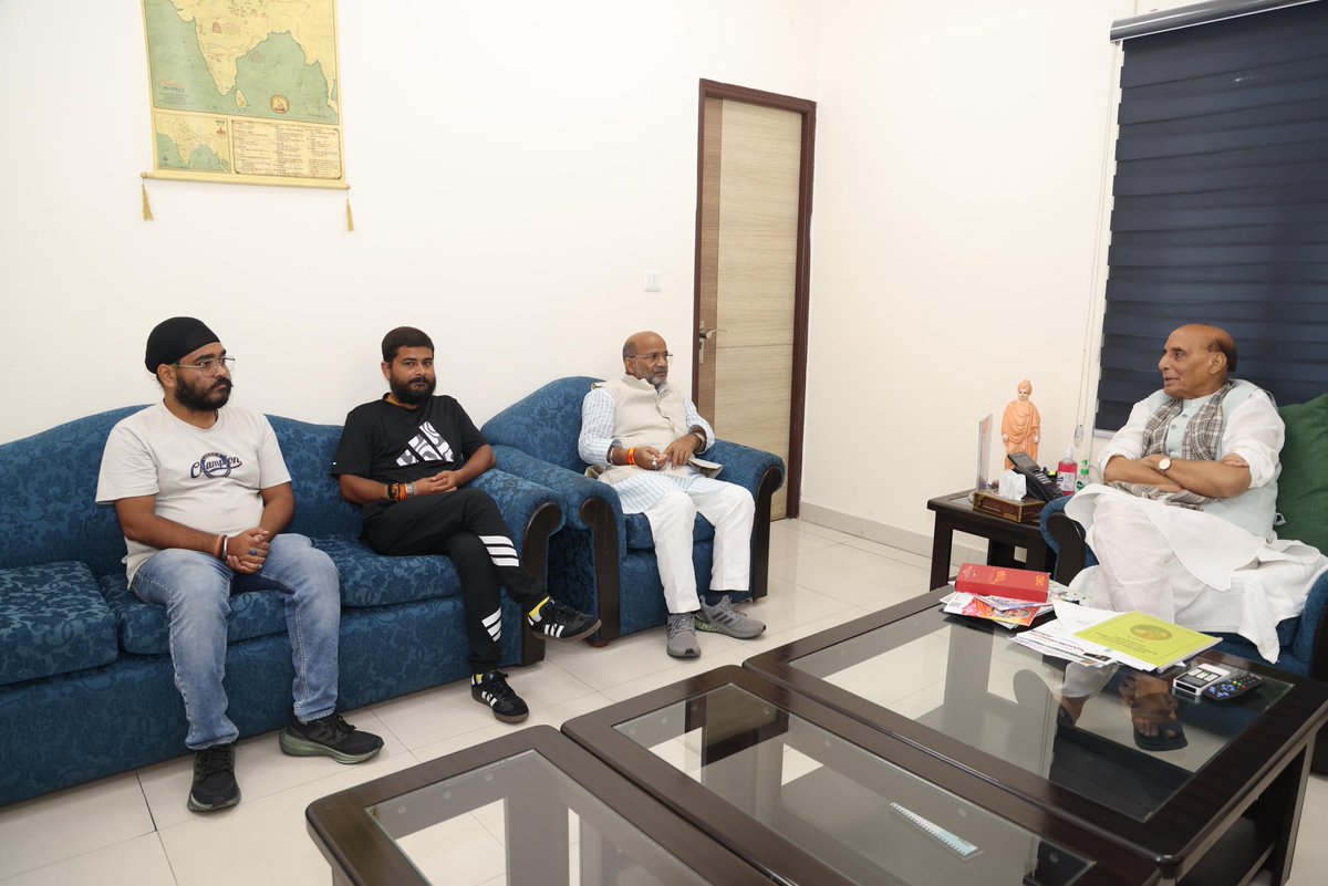 Sureshwar Singh (मोदी का परिवार ) (@sureshwarsingh7) on Twitter photo आज हमारे संरक्षक देश के यशश्वी रक्षामंत्री आदरणीय <a href="/rajnathsingh/">Rajnath Singh</a> जी से भेंट कर मार्गदर्शन व आशीर्वाद प्राप्त किया । आज हमारे संरक्षक देश के यशश्वी रक्षामंत्री आदरणीय <a href="/rajnathsingh/">Rajnath Singh</a> जी से भेंट कर मार्गदर्शन व आशीर्वाद प्राप्त किया ।