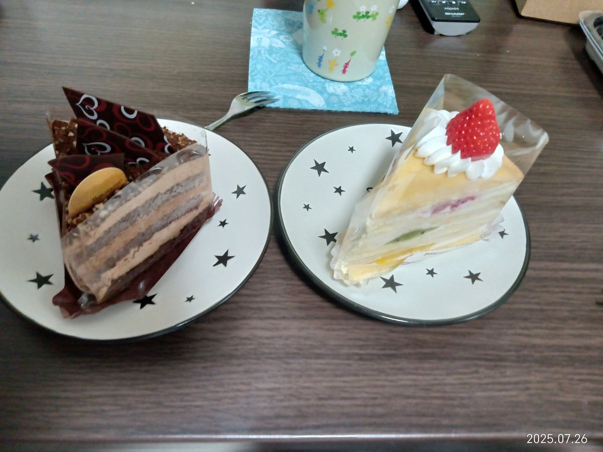 sirasu_kamaage's tweet image. 今日は結婚記念日半年記念日なのでケーキを食べます🐟✨