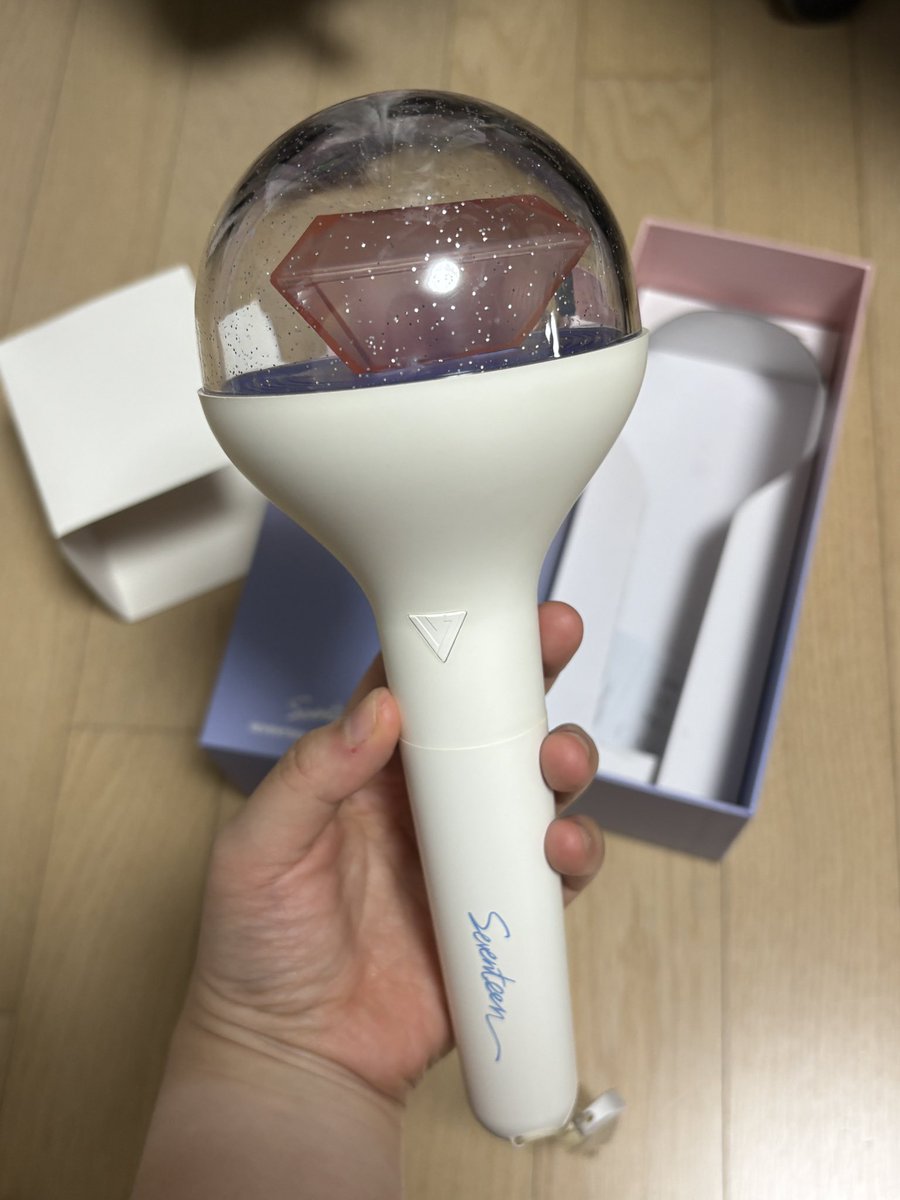 goods_for_'s tweet photo. 세븐틴 캐럿봉 양도합니다
스티커 붙어있는 상태이고 원하시면 떼서 드립니다

응원봉 하자는 없고 상자에 하자 조금 있습니다

1.2
에눌 가능합니다! 일단 다 찔러봐주세요 가격 맞춰드립니다 https://t.co/8p5vQ7eetP