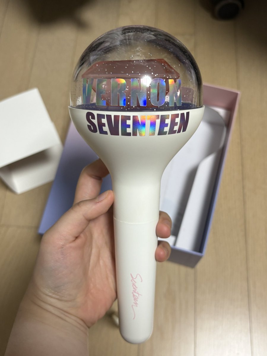 goods_for_'s tweet photo. 세븐틴 캐럿봉 양도합니다
스티커 붙어있는 상태이고 원하시면 떼서 드립니다

응원봉 하자는 없고 상자에 하자 조금 있습니다

1.2
에눌 가능합니다! 일단 다 찔러봐주세요 가격 맞춰드립니다 https://t.co/8p5vQ7eetP