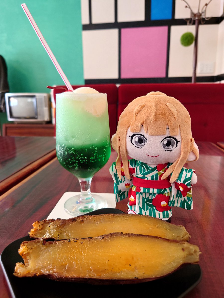 odbrt's tweet image. もうひとつのお目当ては、やきいものりしろさん🍠
日向ちゃんとデートしてきました💚
移動販売の時はタイミングが合わなくて、実は初めて食べたのです。甘くてとっても美味しい〜✨
クリームソーダも喫しました。
とても落ち着く雰囲気で、オアシス的な存在🏝️
また伺います〜
※撮影&掲載許可済