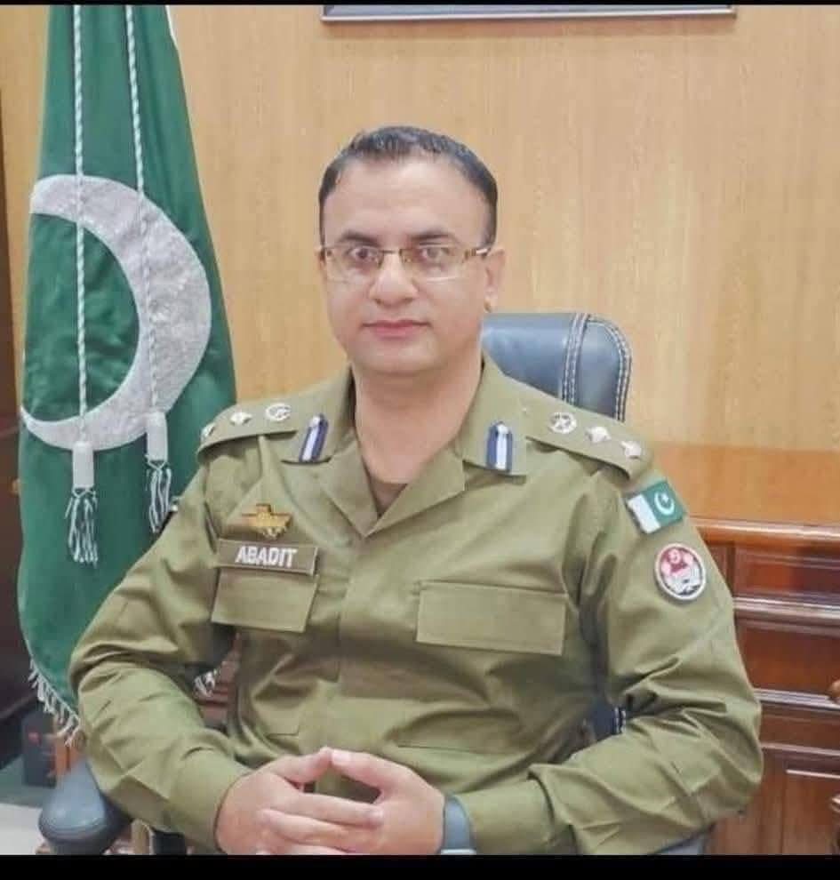DsdDte's tweet image. پاکستان کی تاریخ میں دو دن قبل مورخہ 24.07.2025 کو ایک ایسا فیصلہ جسے سن کر فخر محسوس کر رہا ہوں
ٹوبہ ٹیک سنگھ: بچے سے زیادتی کے ملزمان کو ریلیف دینے پر ڈی پی او ٹوبہ ٹیک سنگھ نے سب انسپکٹر کو تاریخی سزا دے ڈالی
ڈی پی او ٹوبہ ٹیک سنگھ عبادت نثار نے ایک ہی دن میں سب انسپکٹر دلدار…