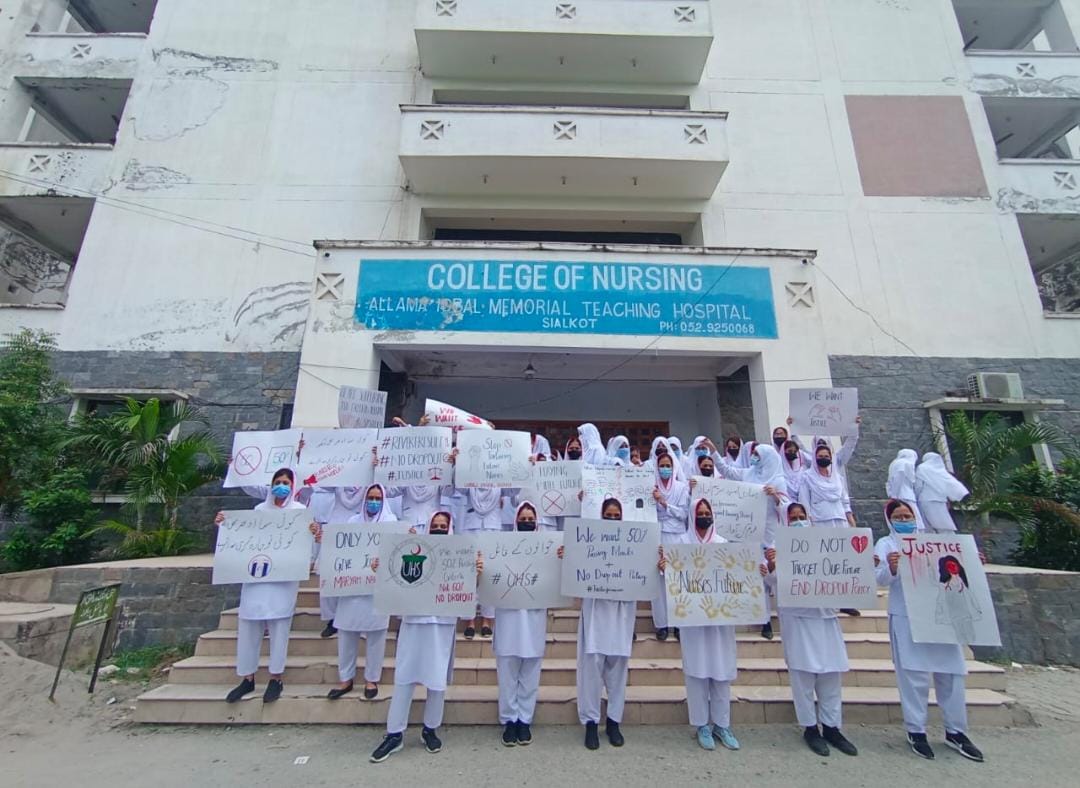 Fakhra0987's tweet photo. *🔴 College of Nursing Allama Iqbal Memorial Teaching Hospital Sialkot*

A peaceful &amp; silent way to protest against this injustice. Every college students must do this in front of their colleges and share that picture to us we will highlight it inshAllah. 

#copied https://t.co/2gRI2rVvLf