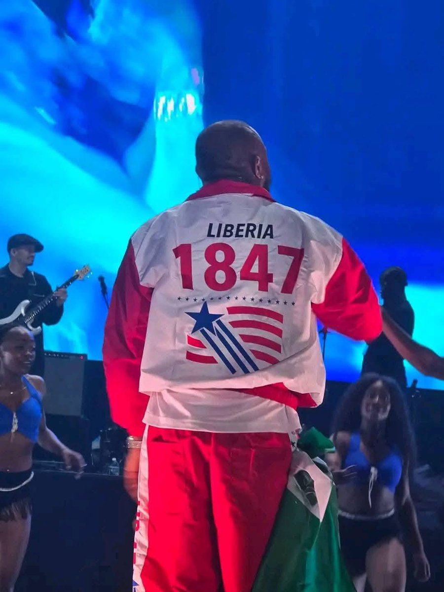 thelibinfluence's tweet image. Davido came out dressed in head to toe Liberian attire at his show in Minnesota 🤩🇱🇷 This man loves Liberia so much. Somebody please ask President Boakai to give him citizenship 🤣🥰
#TheLibInfluence