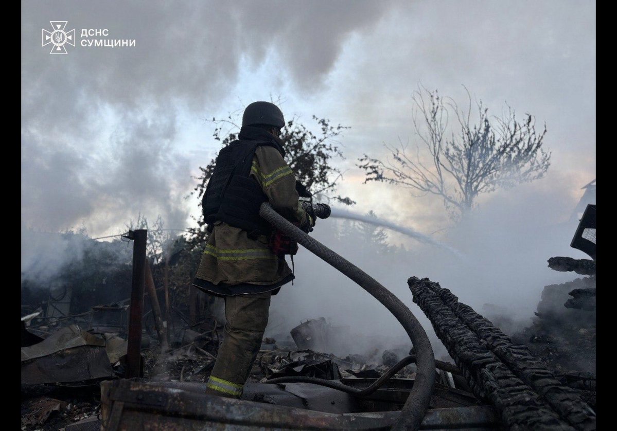 GrafKorina's tweet image. ⚡️ Folgen der russischen Angriffe auf den Wohnbereich der Gemeinde Shostka
🔘Infolge des Angriffs kam es zu einem Großbrand, das Feuer griff auf die Häuser friedlicher Bürger über.
🔘Mitarbeiter der Staatlichen Katastrophenschutzbehörde retteten eine Person, die sich nicht…