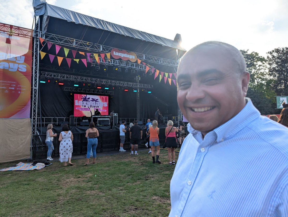 DavidBSampson's tweet image. 🎵Last night I had great fun at the Lazydays Festival in Priory Park! 🎧
🕺🏾The Festival is in it’s 2nd year and runs until Sunday. Well done to Mike and Elliot for pulling this off again.
🎤 Great to see classic Judge Jules perform too.