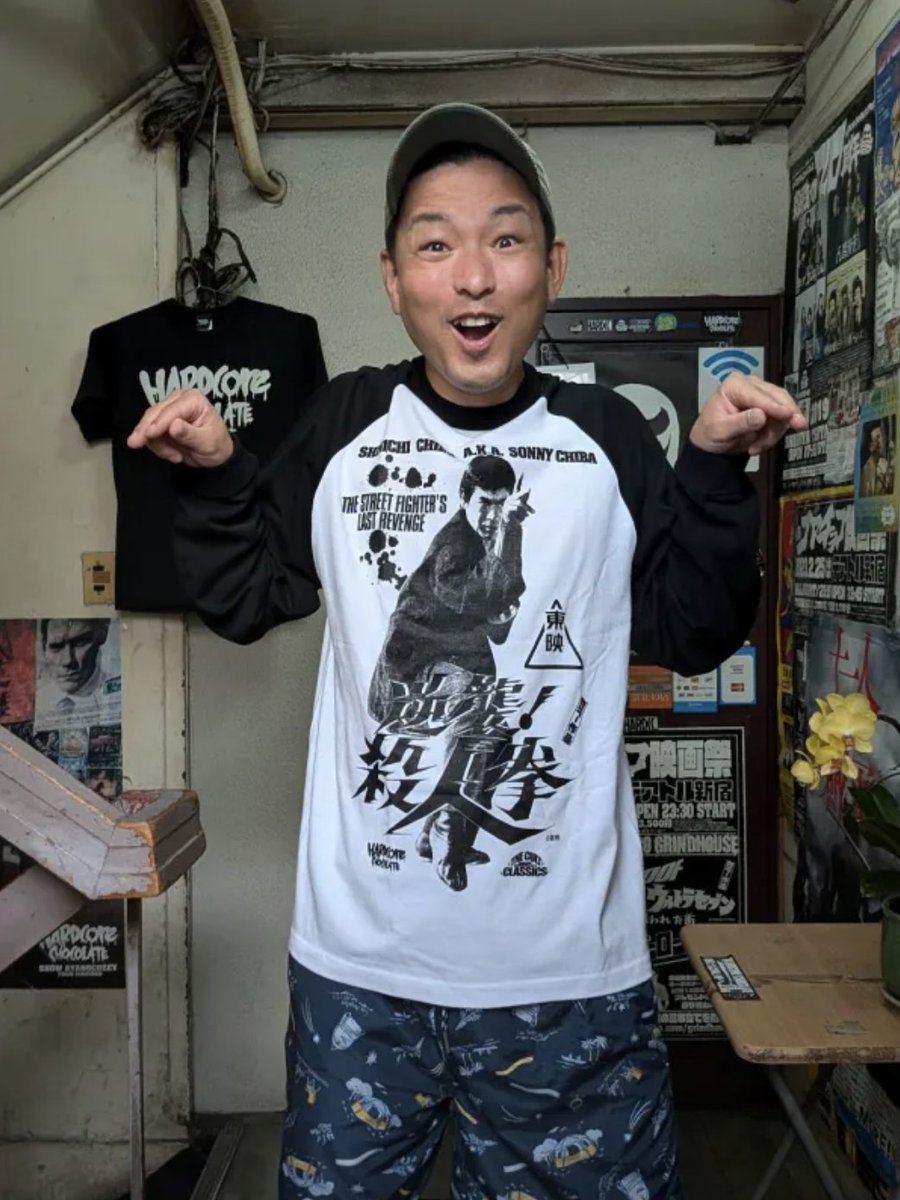 HARDCC's tweet image. 【コアチョコ大阪】
😭もうすぐ廃盤なるでぇ😭
🥋逆襲!殺人拳 ラグランロングスリーブTシャツ
amazon.co.jp/dp/B0D8HY9YLM?…
70年代、全世界に空手映画ブームを巻き起こしたサニー千葉こと千葉真一!
数多くの作品が海を渡ったが、特に人気が高い作品が「殺人拳」シリーズだ!…