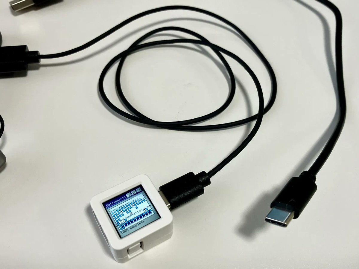 Kaz_Macintosh's tweet image. STRVさんの極細USBケーブルきた!隣は普通のケーブル。M5Stack Atomのような極小デバイスでもケーブルに持ってかれないのいいね