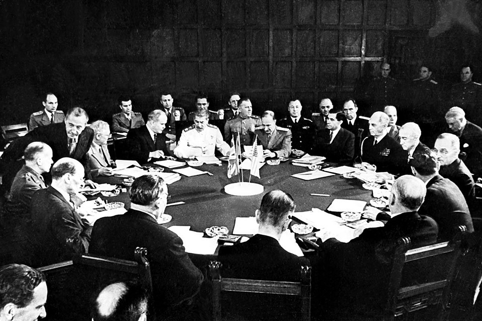 Iain_MacGregor1's tweet image. #OTD 1945, the allies issue the #PotsdamDeclaration: "We call upon the government of Japan to proclaim now the unconditional surrender of all Japanese armed forces." the day before Gen Thomas Handy ordered the atomic bomb be used, “as soon as weather will permit visual bombing,”.