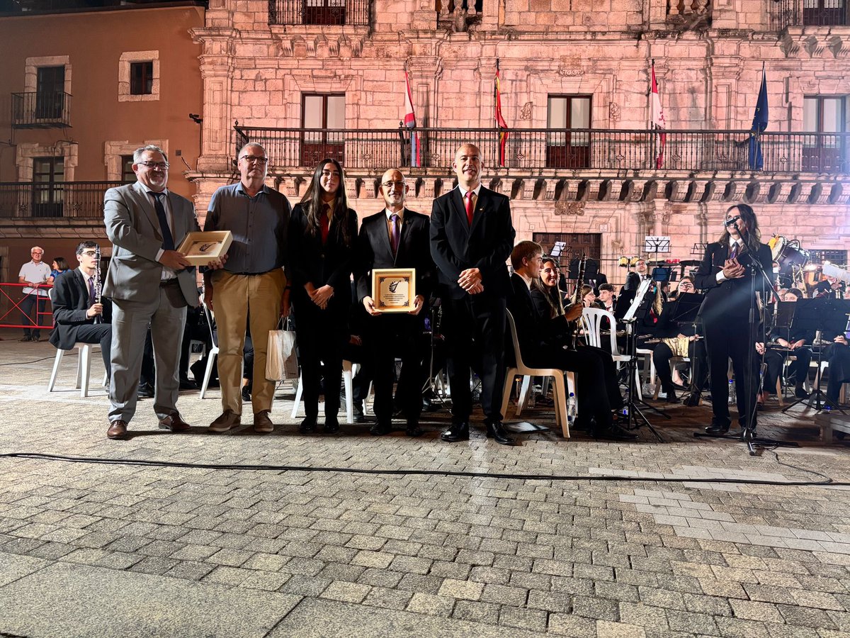 🎶 Último concierto ayer de la Banda Ciudad de Ponferrada dentro de Noches de Verano, para finalizar ha sido un concierto conjunto con la Banda Centre Estudi Musical de Almasserà. 
🫱🏻‍🫲🏼 El concejal Carlos Fernández ha entregado un obsequio a la banda invitada.