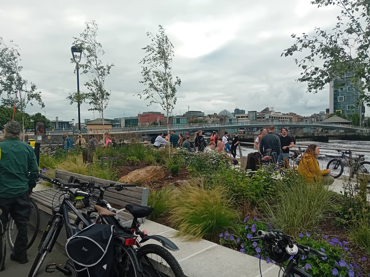 Another brilliant #CriticalMass ride last night. 

Great music, great people, beautiful evening. 

Puts a smile on your face 🥰✊️🚲