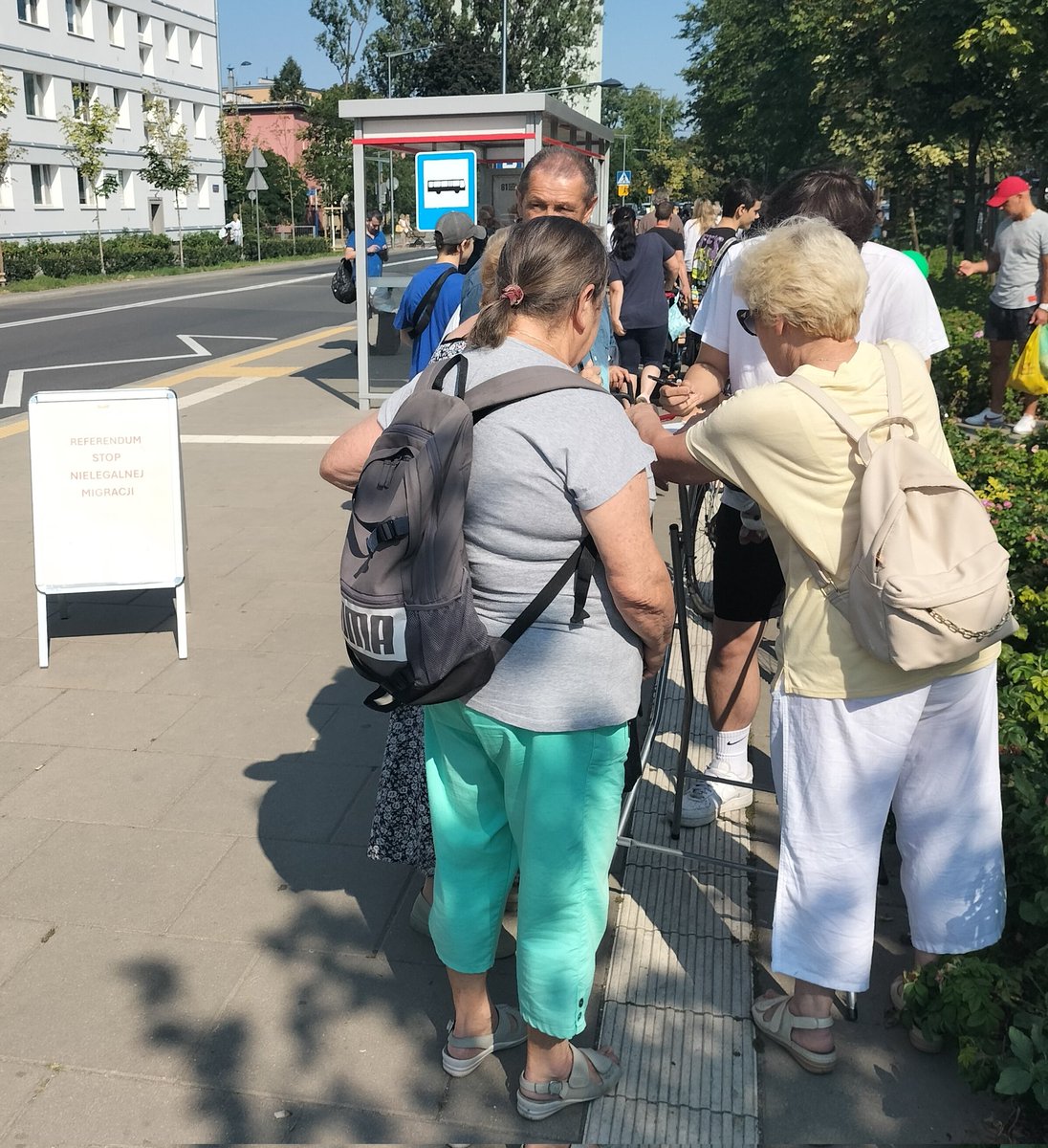 Paweł Lisiecki 🇵🇱📜⚖️🏛👨👩👦👦 (@lisieckipawel) on Twitter photo Tym razem podpisy pod wnioskiem o referendum w sprawie nielegalnych migrantów zbieramy przy Namysłowskiej na warszawskiej Pradze. Idzie dobrze.
Zbiórkę prowadzą:
Grażyna Szymańczuk i Małgorzata Grzegorzewska.
#StopNielegalnejMigracji Tym razem podpisy pod wnioskiem o referendum w sprawie nielegalnych migrantów zbieramy przy Namysłowskiej na warszawskiej Pradze. Idzie dobrze.
Zbiórkę prowadzą:
Grażyna Szymańczuk i Małgorzata Grzegorzewska.
#StopNielegalnejMigracji