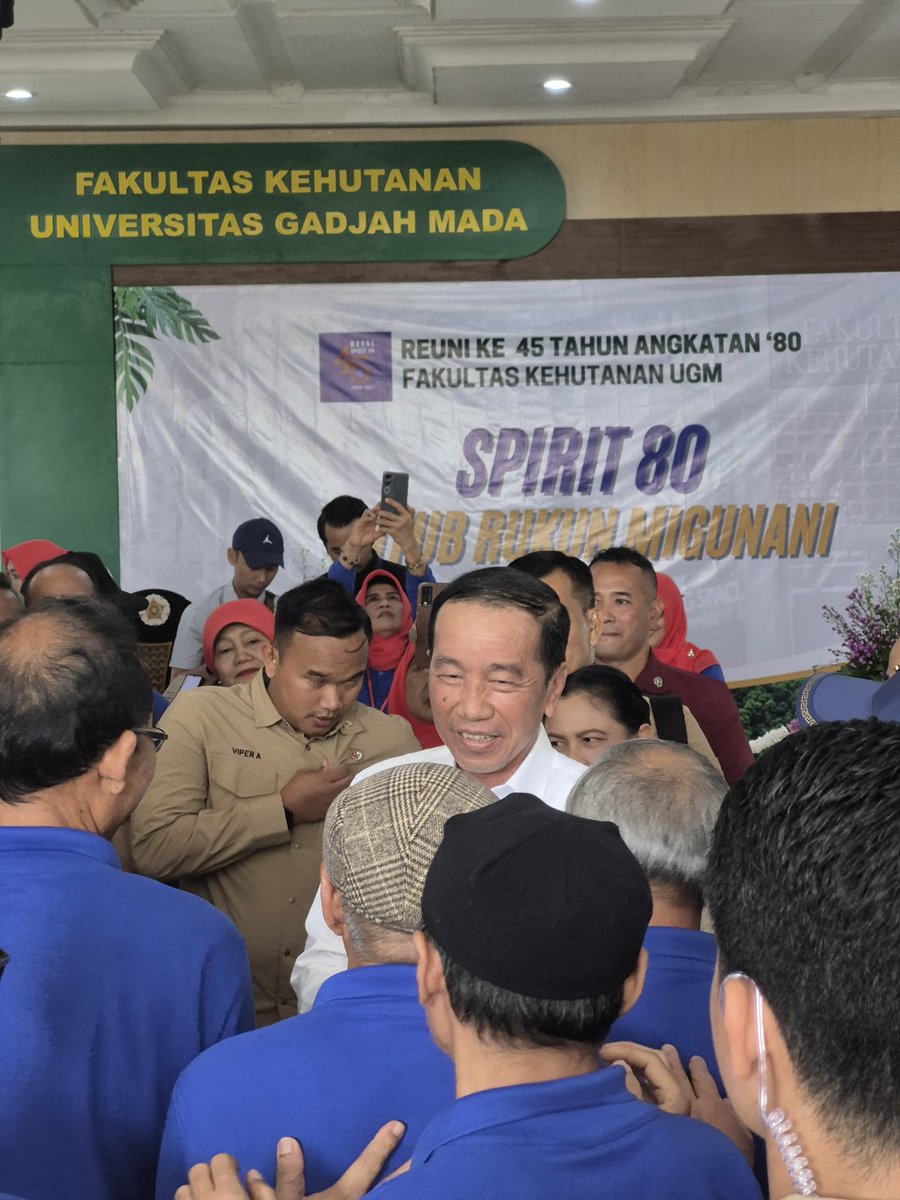 Saat ijazahnya terus diributkan, dia datang ke reuni Kehutanan UGM angkatannya...

Yang nuduh ijazahnya palsu nggak pengen datang dan tanya teman-temannya Pak Jokowi ya?

Buruan, mumpung acara reuninya belum bubar.