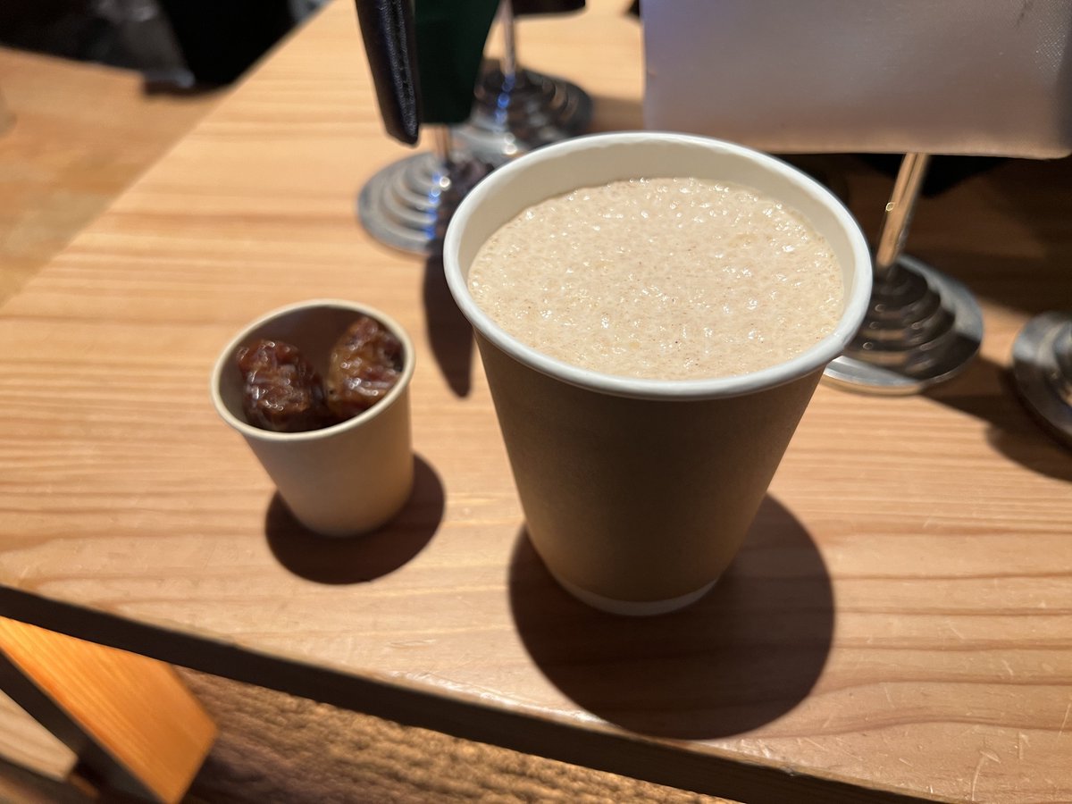 Kurono0609's tweet image. サンドアート取りに行って午前は売り切れてたデーツシェイクをまずは飲んだ✨
デーツ初めて食べたけどプラム甘さが勝ってた
シェイクは甘くなくて飲みやすく美味かった🥤