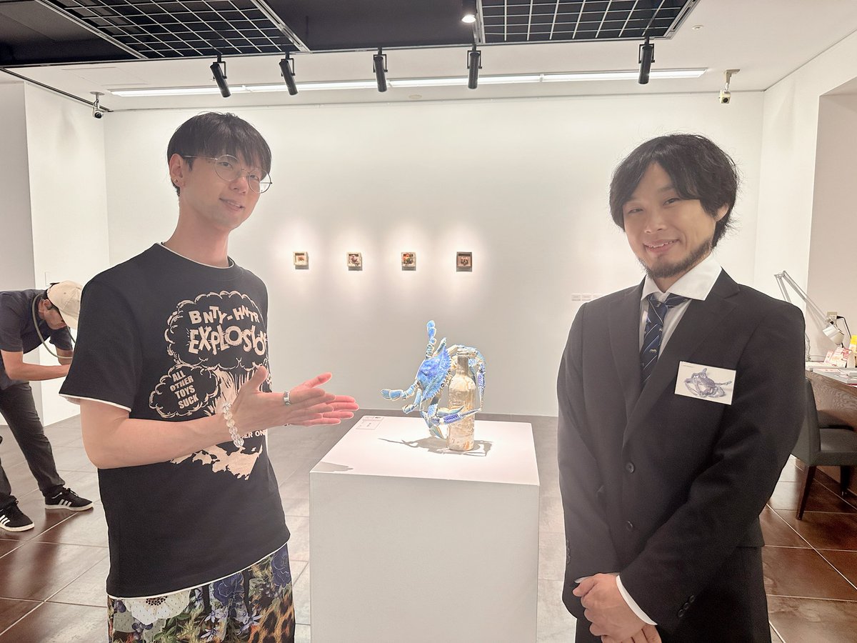 official_shiki's tweet image. YouTubeにもご出演いただきました、陶芸家 岡村さん(@0kam)の個展へ!
現物から感じる手作業のぬくもりと色彩へのこだわりを感じれます🤲
さらに驚くべきギミックも生で…😳
📅7/28(月)まで
📍新宿高島屋 美術画廊
岡村さんご出演のYouTubeはこちら→youtu.be/UYD2eajmBk0