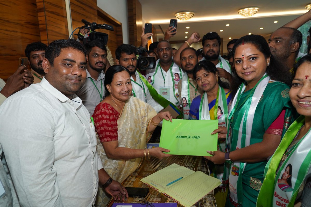 TJagruthi's tweet image. తెలంగాణ జాగృతి అధ్వర్యంలో నిర్వహించిన "లీడర్" నాయకత్వ శిక్షణ కార్యక్రమాన్ని ప్రారంభించిన జాగృతి అధ్యక్షురాలు, ఎమ్మెల్సీ శ్రీమతి కల్వకుంట్ల కవిత