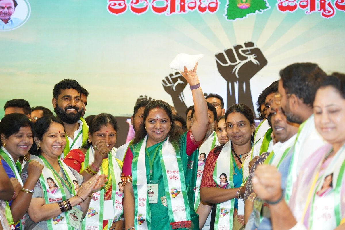 TJagruthi's tweet image. తెలంగాణ జాగృతి అధ్వర్యంలో నిర్వహించిన "లీడర్" నాయకత్వ శిక్షణ కార్యక్రమాన్ని ప్రారంభించిన జాగృతి అధ్యక్షురాలు, ఎమ్మెల్సీ శ్రీమతి కల్వకుంట్ల కవిత
