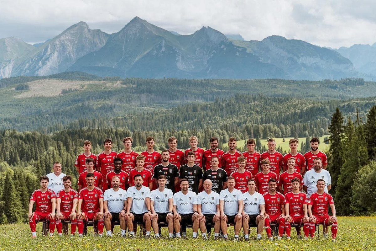 Transfery_'s tweet image. ‼️ 🇵🇱 Beniaminek 2. Ligi, klub Podhale Nowy Targ i ich przedsezonowe zdjęcie drużynowe! ⛰️ 🔝