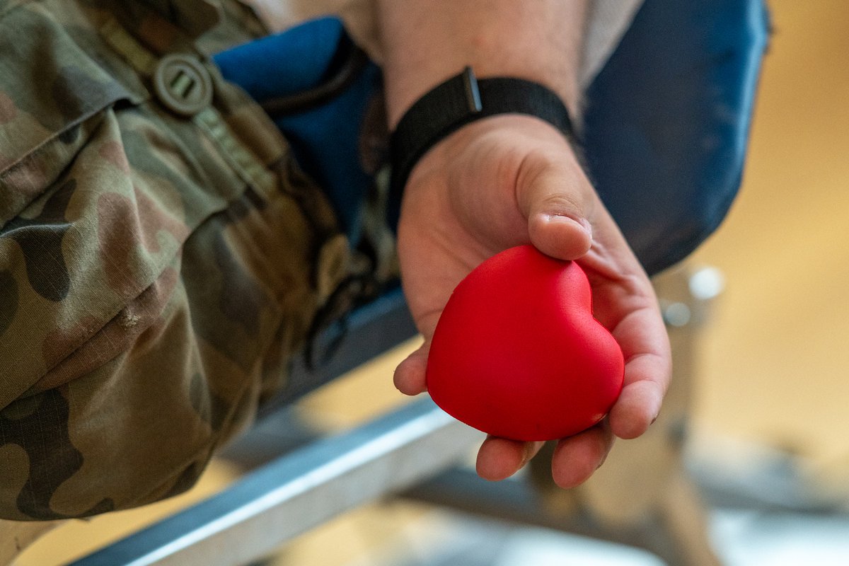 DGeneralneRSZ's tweet image. Żołnierska kropla życia 🩸🩸🩸 razem ratujemy!
Wakacje to czas odpoczynku, ale niestety również okres, w którym w stacjach krwiodawstwa dramatycznie brakuje tego najcenniejszego leku świata.
🅾️🅰️🅱️🆎️
Żołnierze z Centrum Przygotowań do Misji Zagranicznych oraz ochotnicy DZSW…