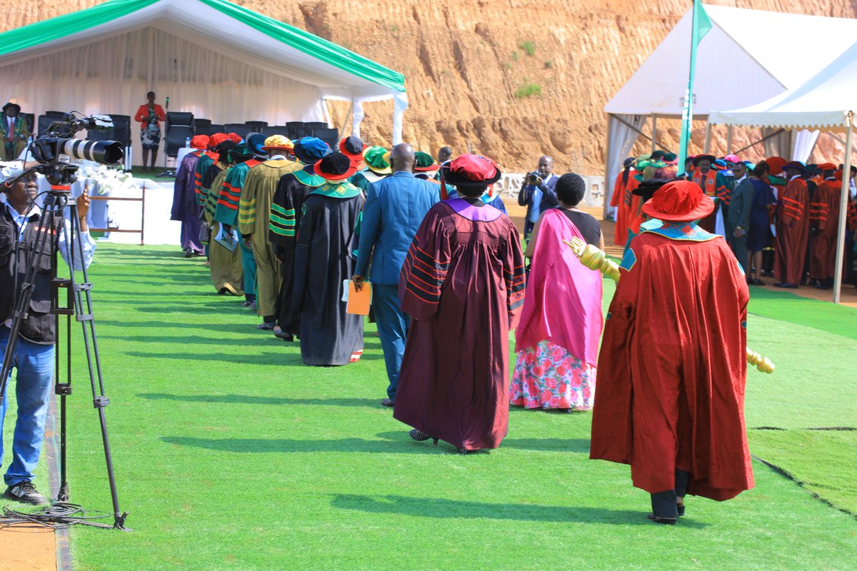 kiuvarsity's tweet image. The Chancellor's procession has officially ushered us into the #KIU31stGrad celebrations.
#KIU25thAnniversary
