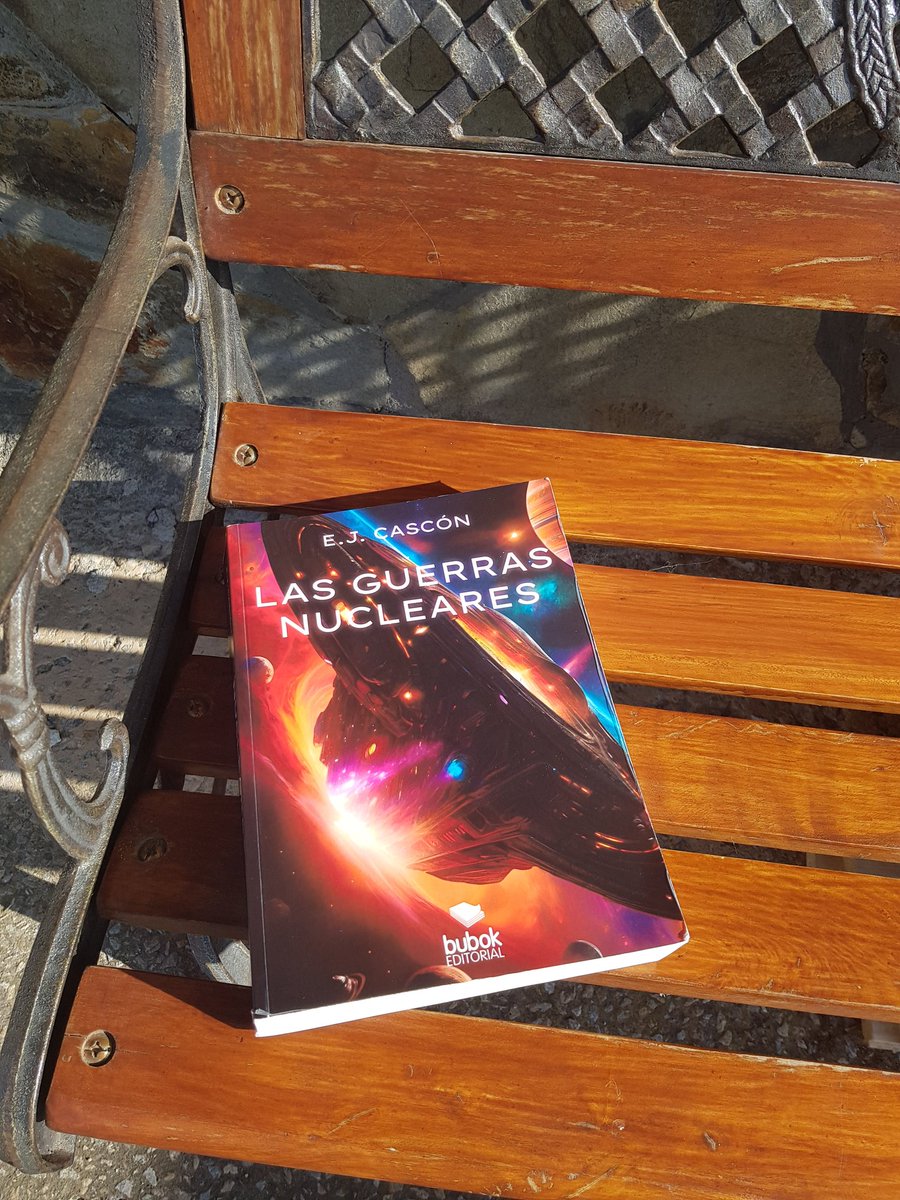 Ya he terminado Las Guerras Nucleares. Reconozco que al principio me costó pillarle el tranquillo, pero después... ¡qué enganchada! Deseando encontrar un rato cada día para avanzar en esta épica historia espacial.
#ejcascon #lasguerrasnucleares