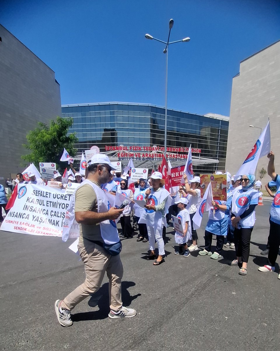 nedime71's tweet photo. İstanbul FİZİK Tedavi Reh. Hst önünde 
7. Ay geçmesine rağmen KÇP' imzalanmamasını, sunulan 1. Altı ay %  24, 2. Altı ay için % 16,67 teklifin geri çekilerek işçilerin mağdur edilmesini protesto ettik. İşçilerin  talep ve isteklerini haykırdık.
Yaşasın Örgütlü Mücadelemiz! https://t.co/E9m5gPQeiE
