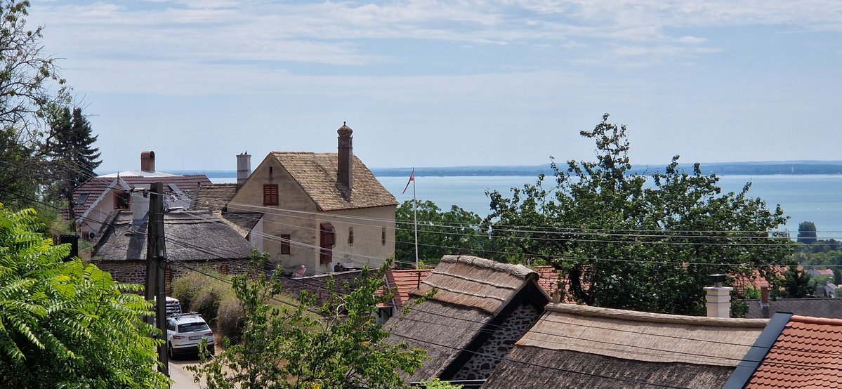 FodorGabor4's tweet image. Türk evi veya Türklere vergi toplayanın evi, Alsóörs, Balaton gölü bölgesi. 15/16. yy döneminden kalma özgün bir alt tabaka soylu ailesinin malikanesi. Harika bir yapı, konumu da müthiş.