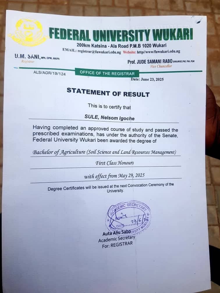 ArewaFactsZone's tweet image. Sule Nelson Igoche graduated with a First-Class degree in Soil Science from Federal University Wukari (2023/2024), overcoming financial and administrative challenges. He balanced part-time work with studies, developed tech skills, and taught computer literacy to students and…