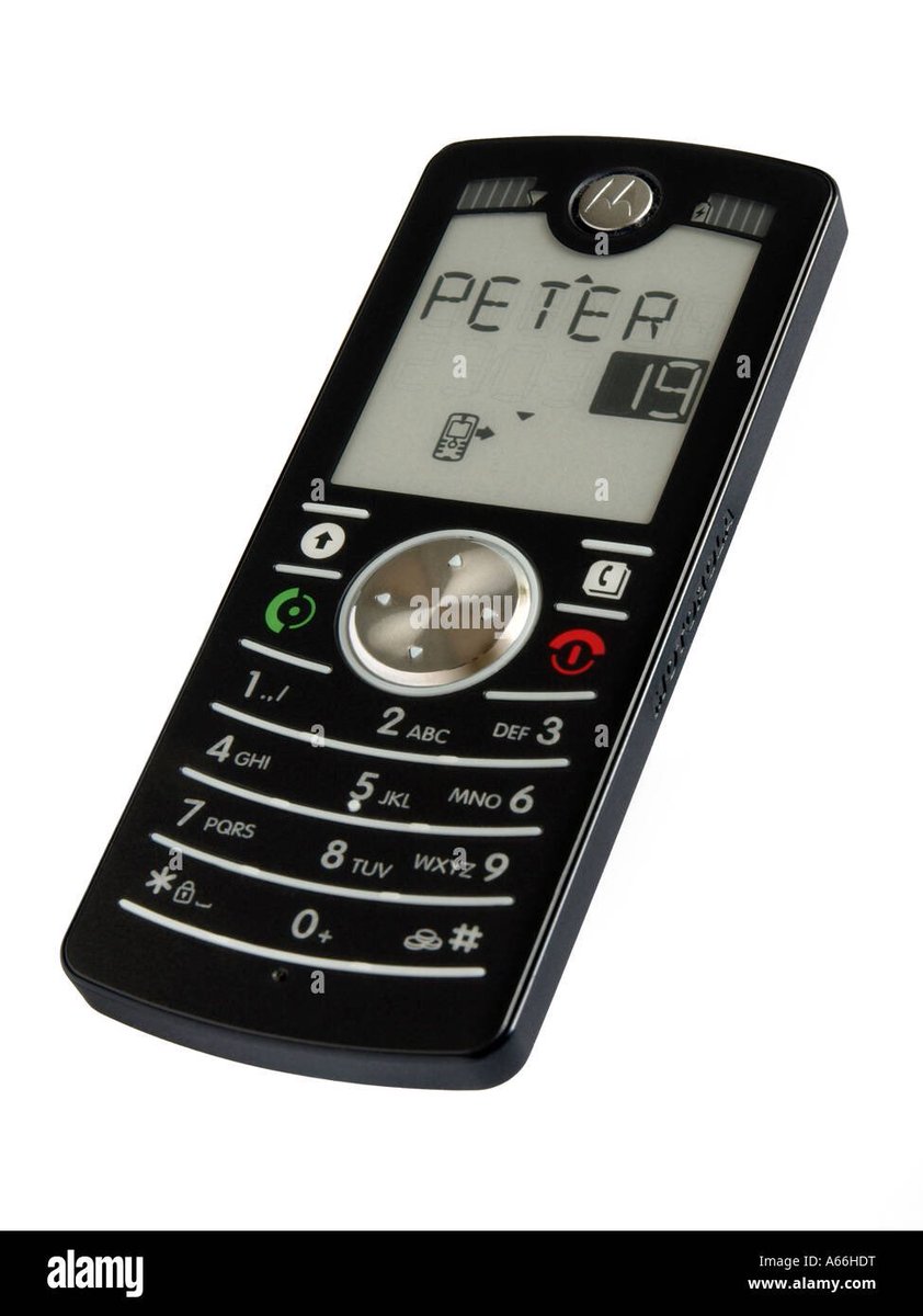 GaoneJuju's tweet image. Idk what to think about the iOS 26, the interface reminds me of one Motorola phone i once had. The Motofone F3👇🏾im just not feeling it