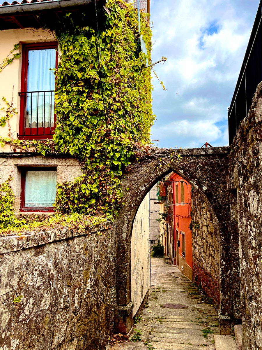 larotesmeyer's tweet image. Menuda maravilla es el interior de Galicia, pueblos con un patrimonio espectacular, naturaleza en todo su esplendor, sin masificaciones, tapeando en bares locales, sin necesidad de reserva, tan solo disfrutando y admirando.