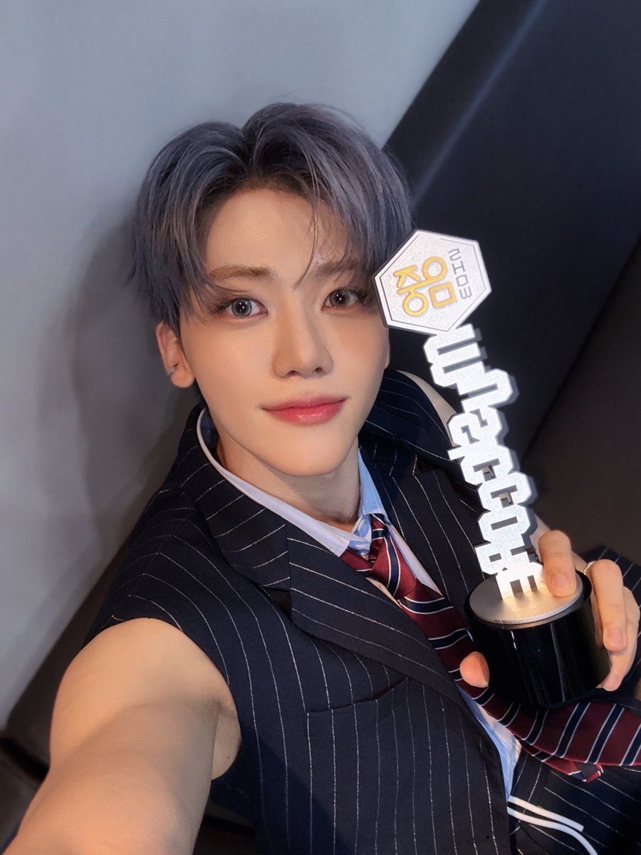 narshmallow813's tweet image. 1위 기념 셀카 미쳤슨 . . 🥹