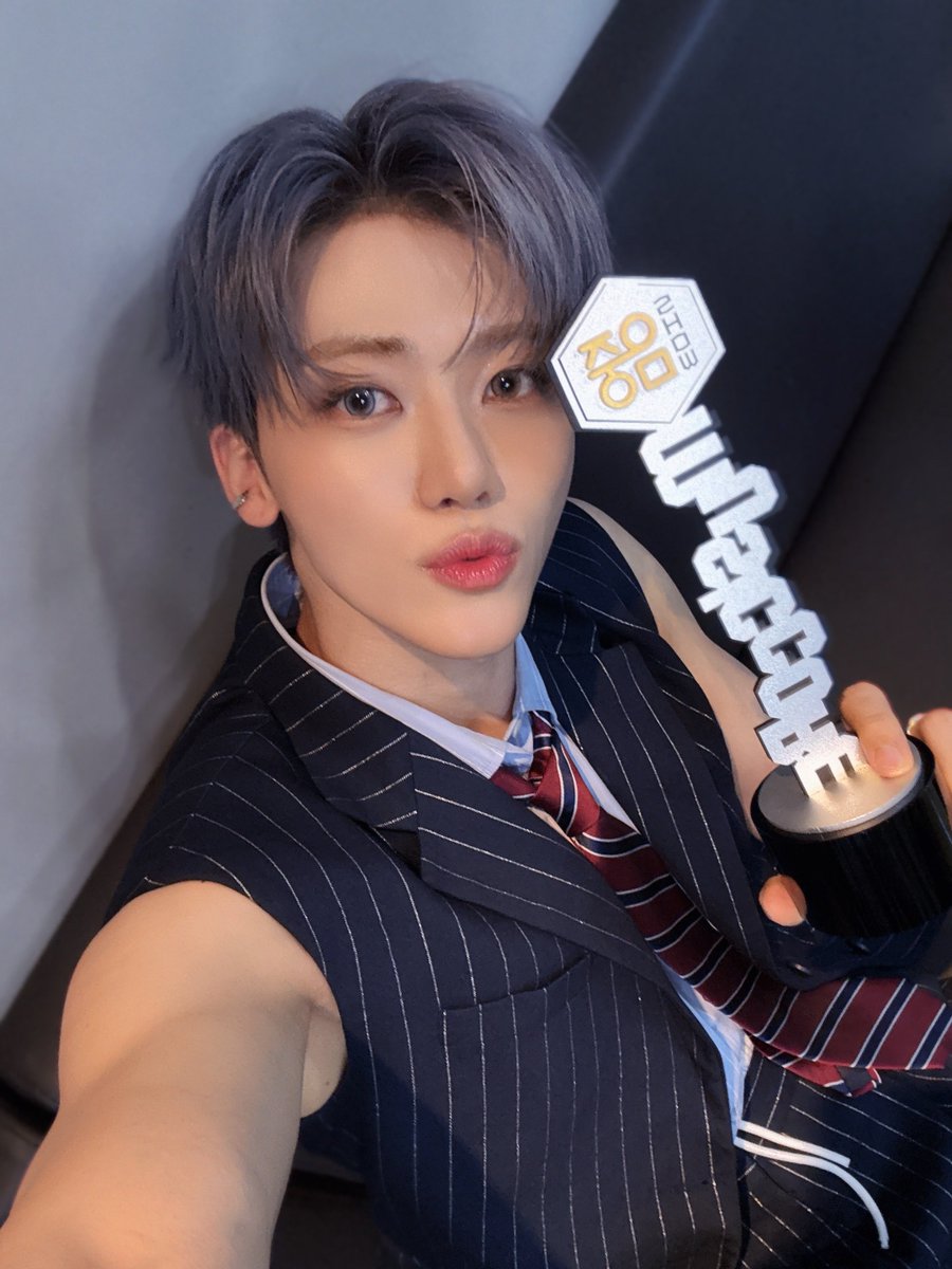 narshmallow813's tweet image. 1위 기념 셀카 미쳤슨 . . 🥹