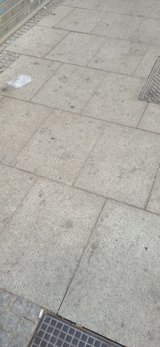 reclamalavapies's tweet image. Tiene que ser buen elemento quien elige el pavimento.
Este es el nuevo Conde de Romanones que ya tiene churretes y lamparones.
Ridículos minicontenedores muy poco acogedores.
Y, por supuesto, una de @ACCIONA en la acera invasora.