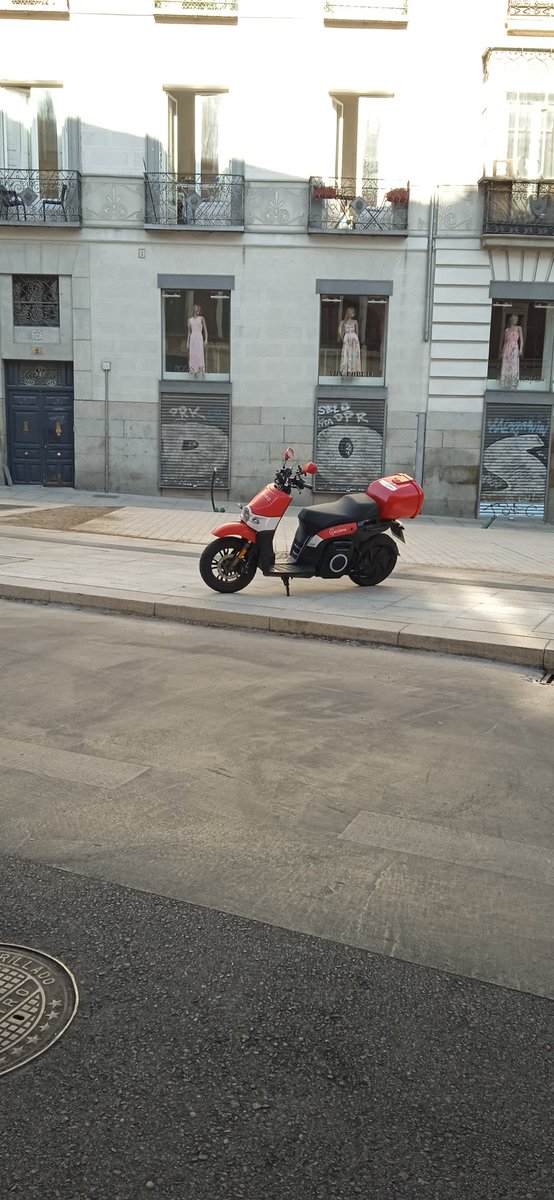 reclamalavapies's tweet image. Tiene que ser buen elemento quien elige el pavimento.
Este es el nuevo Conde de Romanones que ya tiene churretes y lamparones.
Ridículos minicontenedores muy poco acogedores.
Y, por supuesto, una de @ACCIONA en la acera invasora.