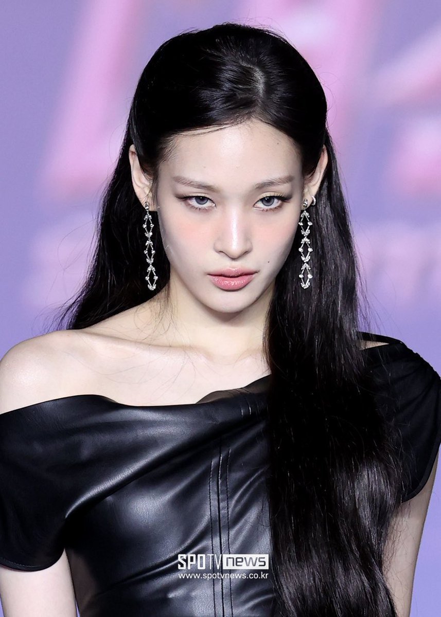 wea1nteven's tweet photo. 데뷔 34일차 독기 컷 개높네 https://t.co/EEiucQiry1