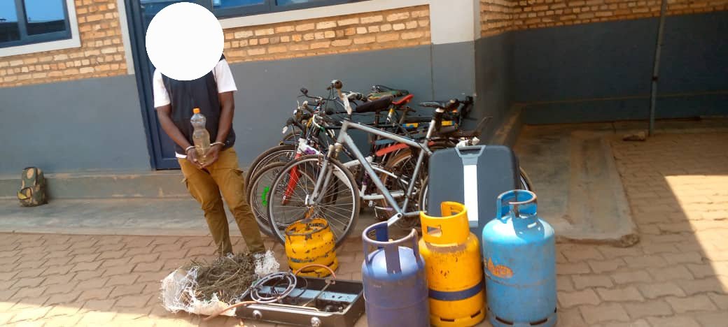 SamKabera's tweet image. Muri @Gasabo_District,Rusororo Nzakuzwanayo na Nsengimana bafatanywe urumogi na Kanyanga n'ibikoresho bikekwa ko bibaga birimo amagare 5,amacupa ya gaz 4,ishyiza na Valise,...
@CityofKigali @RIB_Rw @Rwandapolice @SpokesCentral @RNPSpokesperson