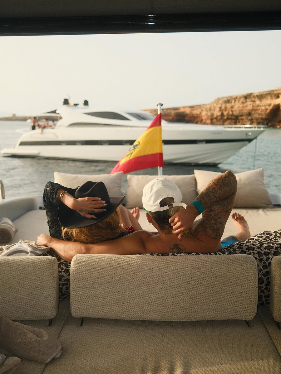 PerreoTV's tweet image. Karol G et Feid.☀️🌊🫶🏻