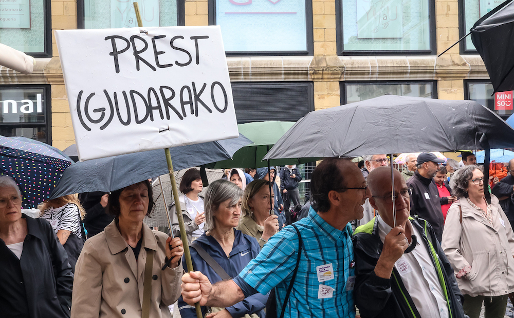 irutxulo's tweet image. Hausnarketa, Maialen Sorzabalbereren eskutik: "Bagera Elkarteak misio bat jarri dit: turismoari buruz umorezko lerrotxo batzuk idaztea. Bai, badakit, katxondo batzuk dira euskaltzale hauek…"
@BAGERAelkartea
🔗irutxulo.hitza.eus/2025/07/25/oh-…