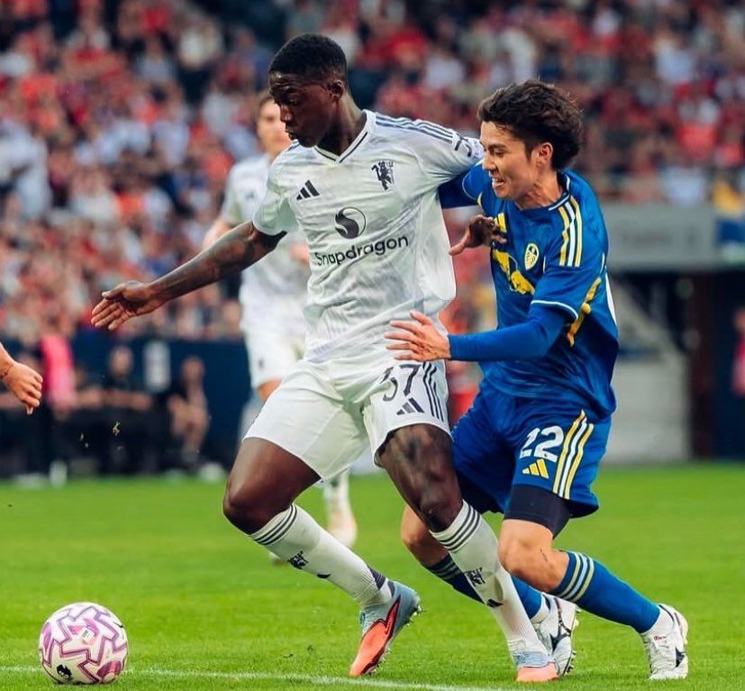 ManUtdInPidgin's tweet image. 🚨🗣️ Amorim on Kobbie Mainoo: “E fit play for both midfield roles. Last season, e dey play higher up. But e best position na where ball dey — make e dey near ball, with di ball. Na big talent. But e need quicken di tempo of im game, I dey always tell am.”