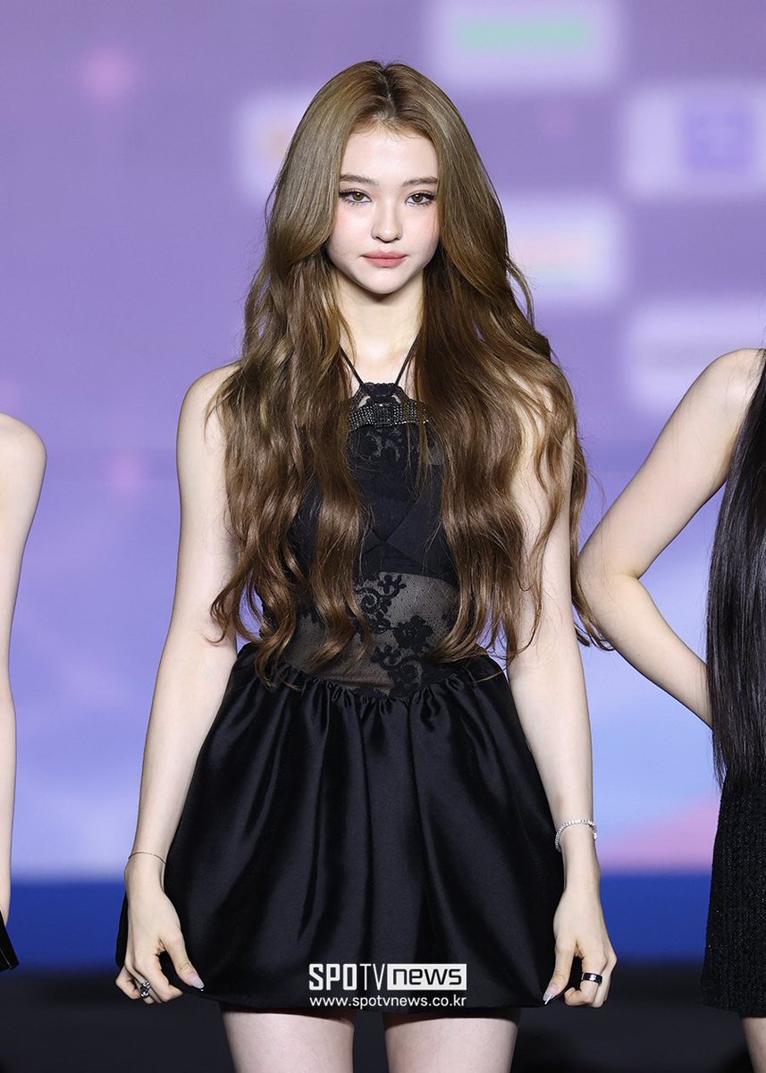meovvbase's tweet image. Ella wows with doll-like visuals on the blue carpet.
MEOVV AT SBS GAYO DAEJEON
#MEOVV_SBS가요대전
#SBS가요대전Summer