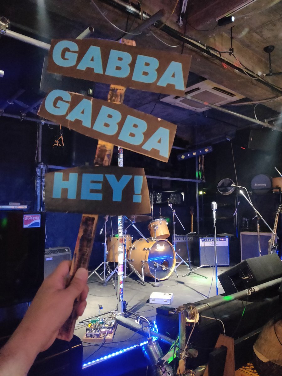 TokyoRamones's tweet photo. サウンドチェック終了!
本日は富山の惑星3階でプラムクレイジーズであります。
楽しい夜になりそうだぞ。キャナン!(キャナンってなんだろう...?)
#PlumCrazys
#Ramonescore
#PunkRock https://t.co/0xe4Eqhah7